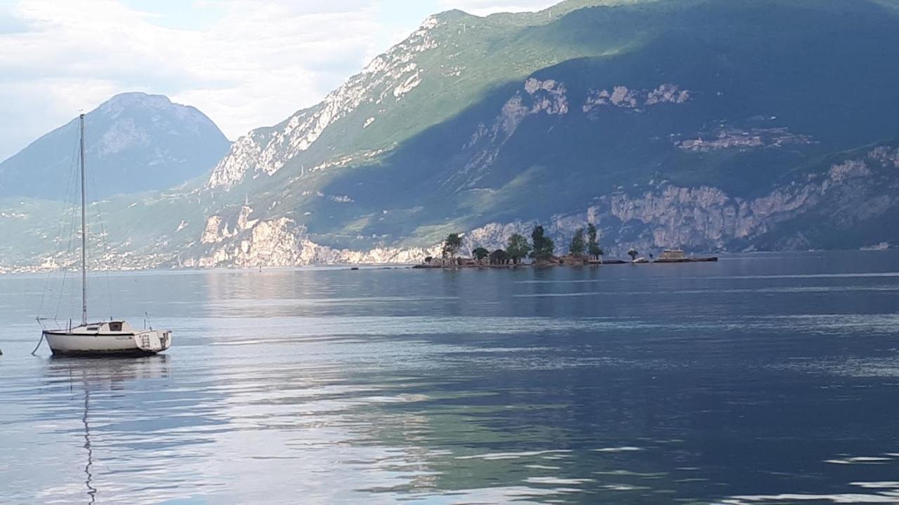 Appartamenti Casa Nina, Lago,Montagne, Uliveti Бренцоне-суль-Гарда Экстерьер фото
